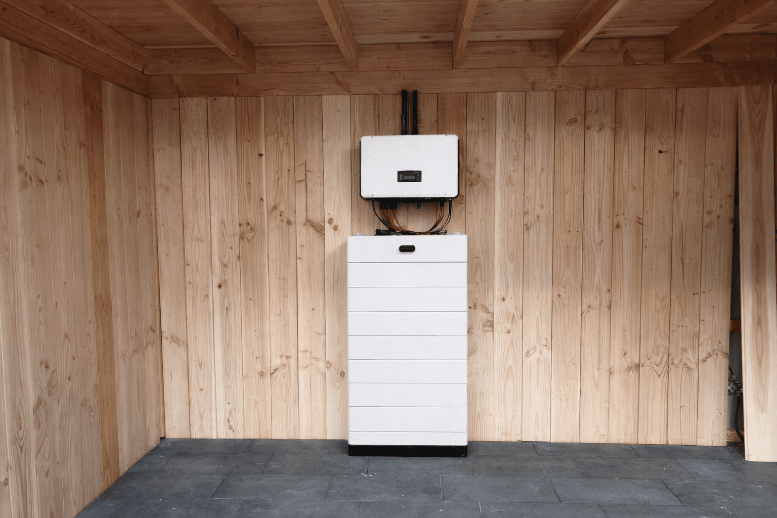 Thuisbatterij in de schuur geplaatst