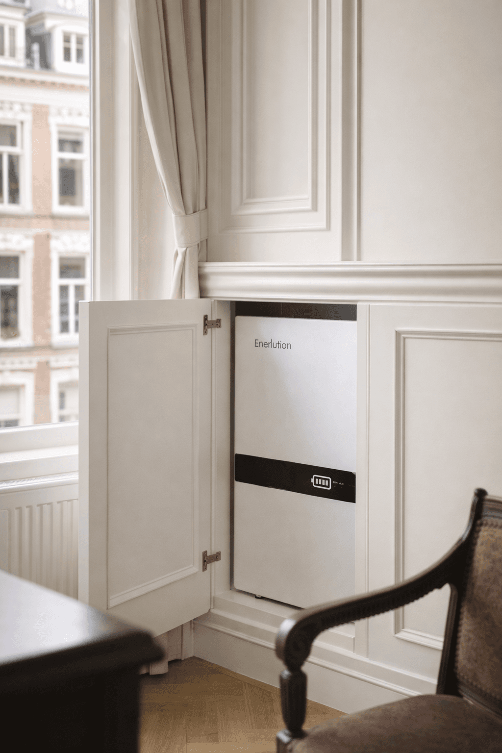 Discrete wandbatterij in woonkamer kast