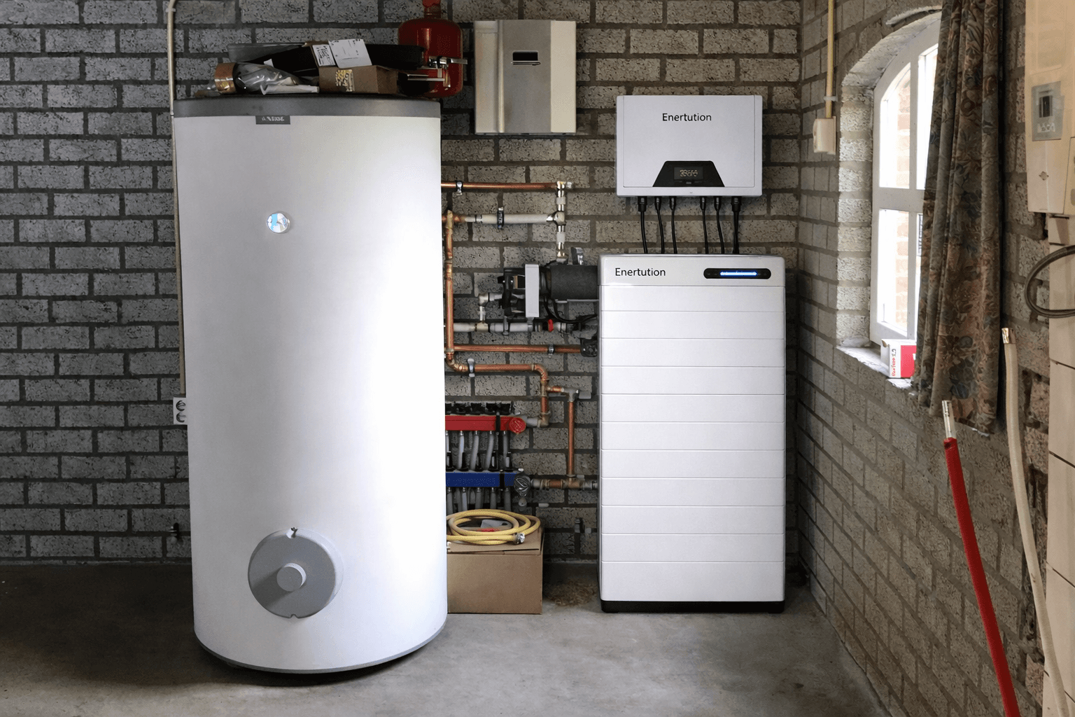 High Voltage naast boiler in kelder
