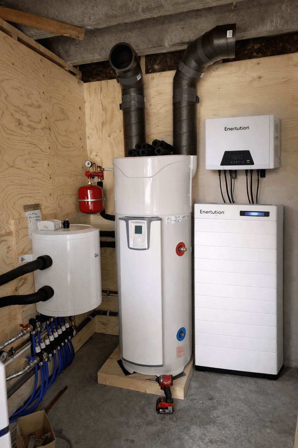 High Voltage naast warmtepomp en boiler